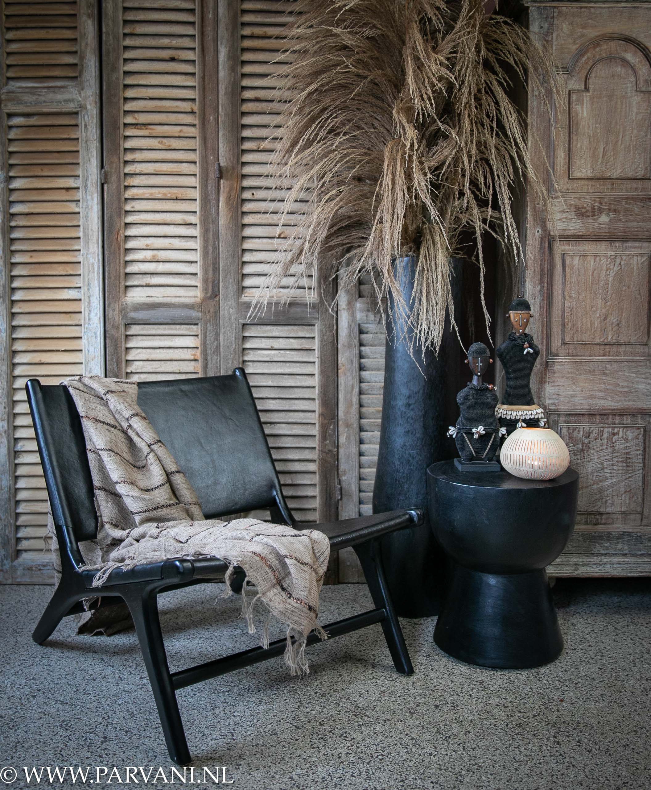 Vervloekt Goed doen Uitstroom Bohema lounge chair Duran zwart leer bijzetter zwart hout en grote zwarte  pot met pluimen | Parvani