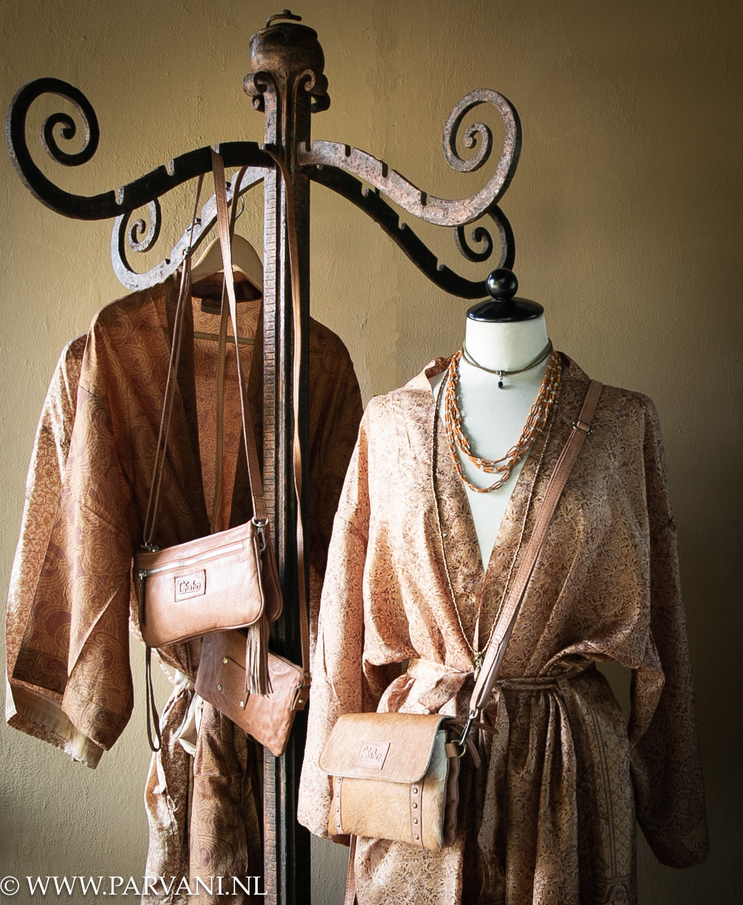 Bruin metalen kapstok met sierlijke krullen en zijde kimono's met tasjes O Bag en Bags | Parvani