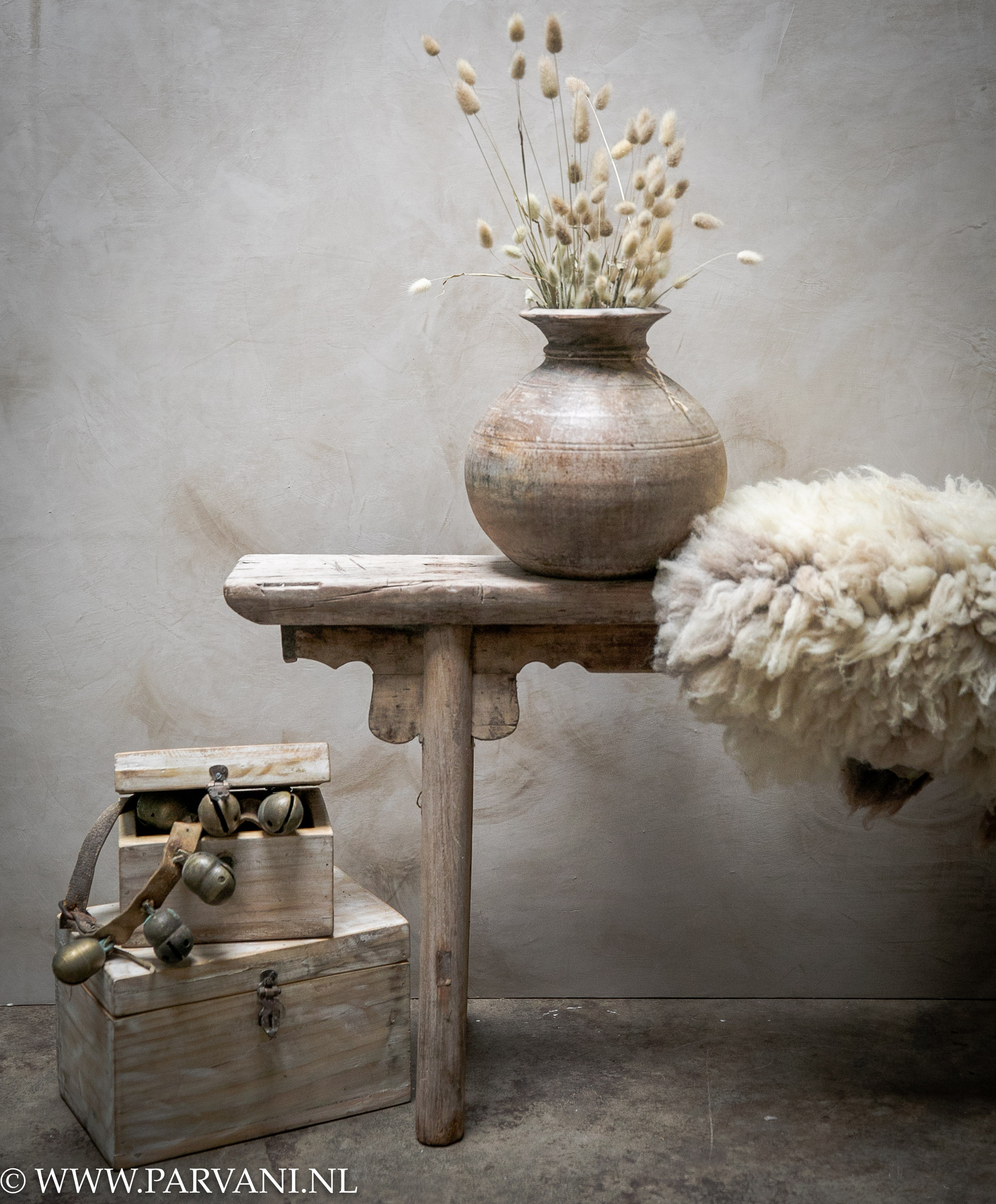 Auroch Zogenaamd mooi zo Chinees bankje, oude kistjes schapenvacht naturel | Parvani