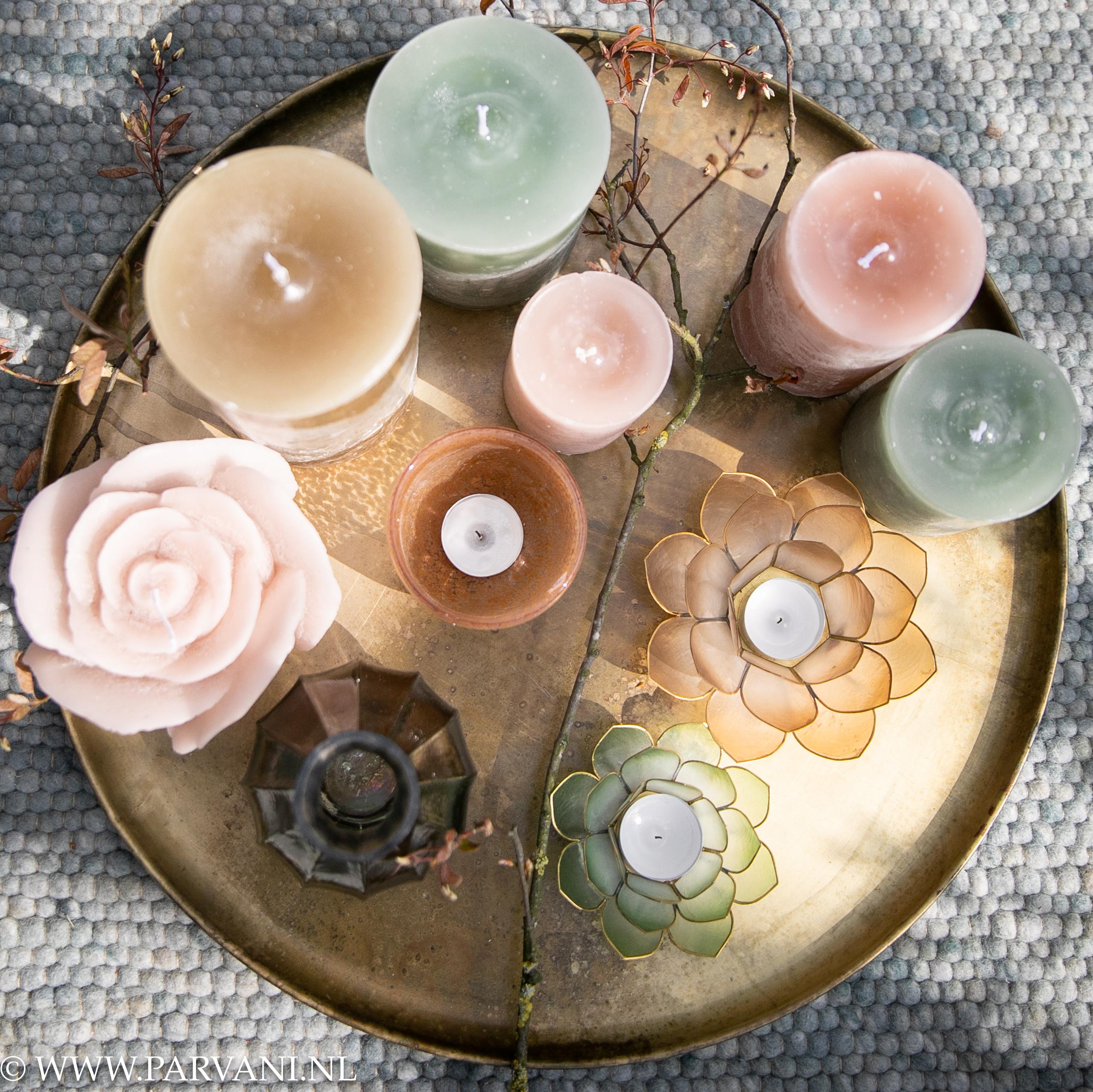 brass met kaarsen, vaasjes, lotus en rooskaarsen voorjaarskleuren | Parvani