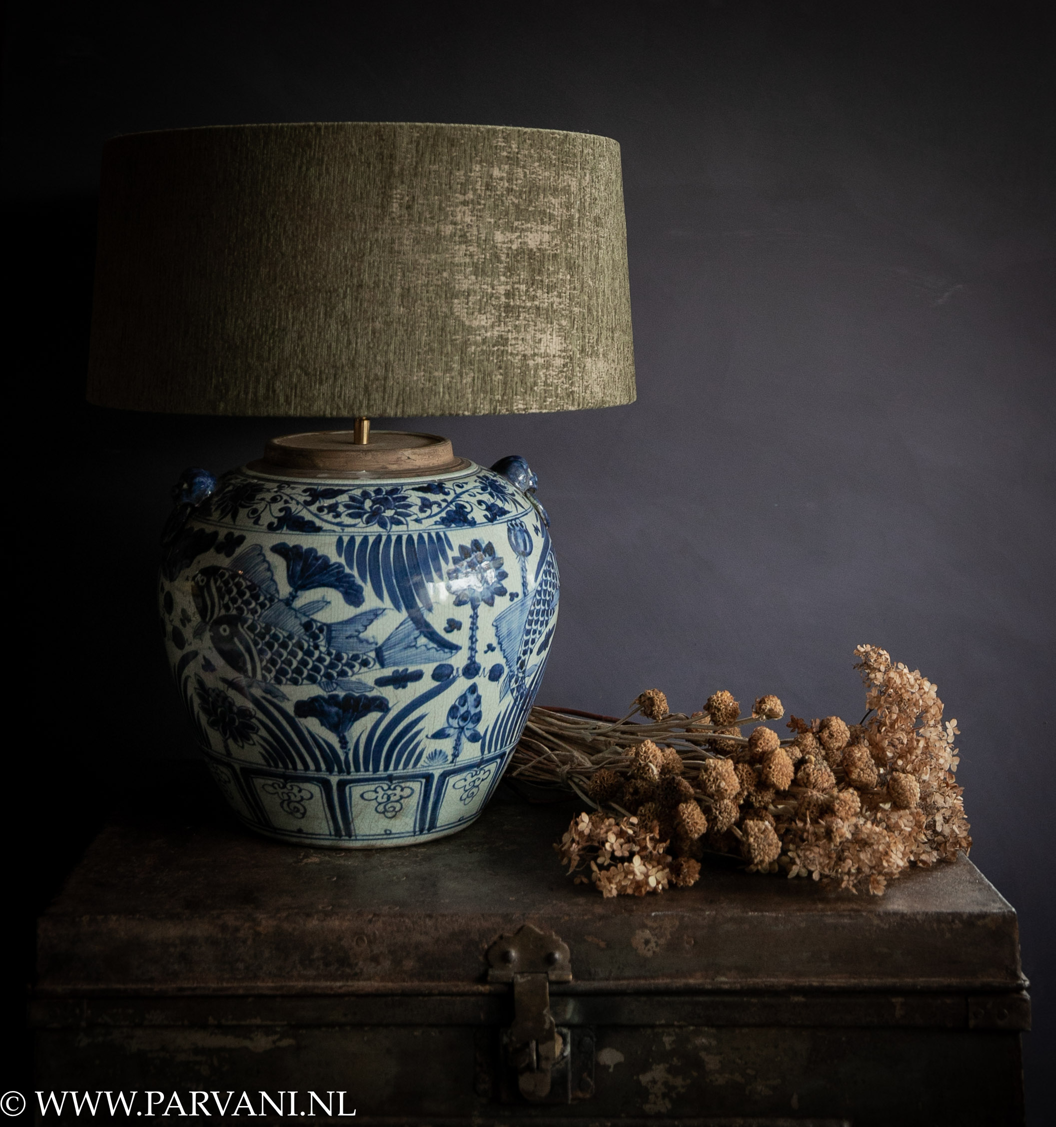 Voordracht Installeren roterend Grote bolle Chinese vaaslamp blauw wit porselein met bloemen en vissen met  groene kap | Parvani