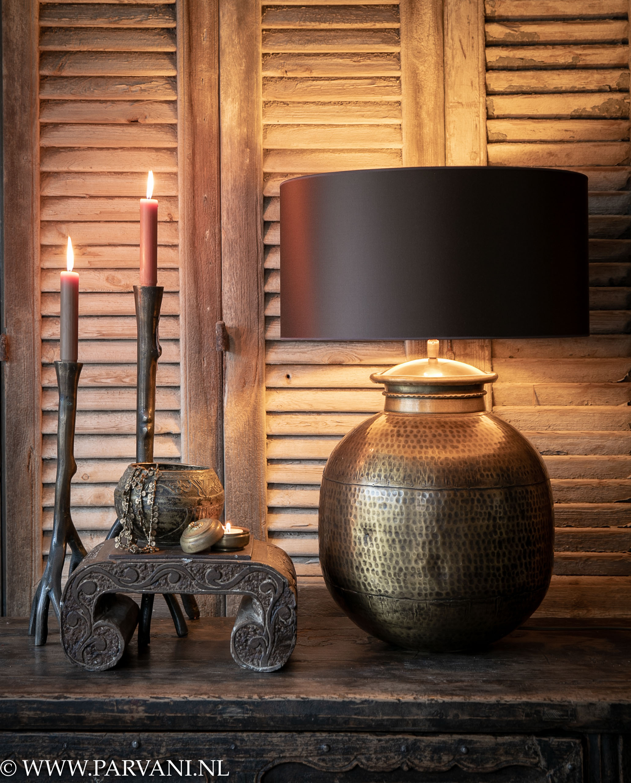 Lampvoet brass met donkere kap, stenen altaar takken kandelaren | Parvani