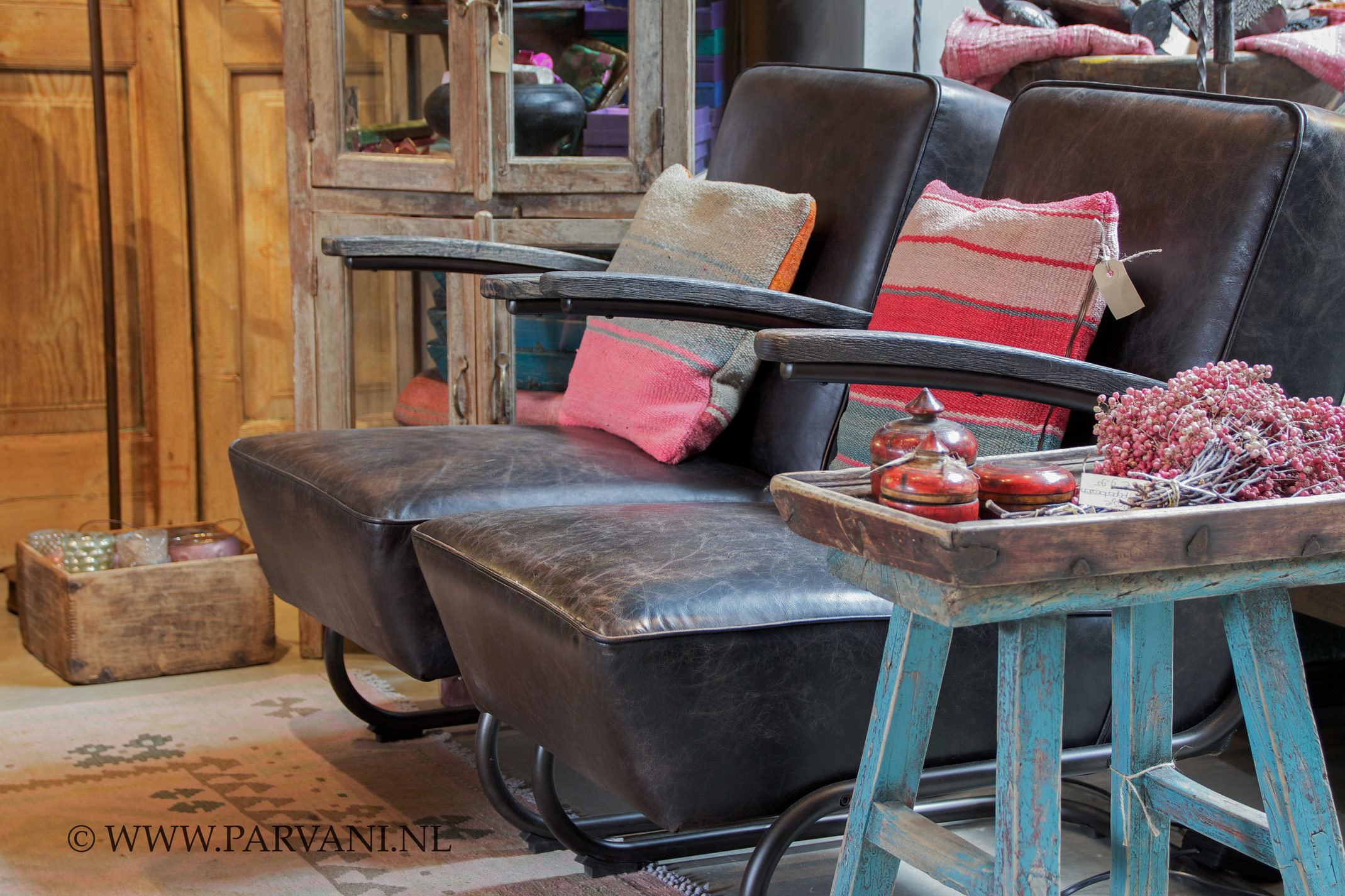 Leren-stoelen-bruin-vintage-buizen-frame |