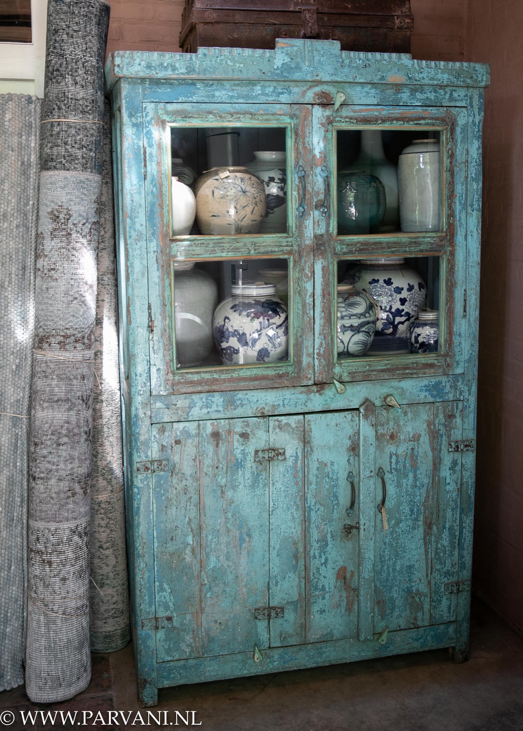 Oude kast glas deuren blauw groen turquoise verf | Parvani