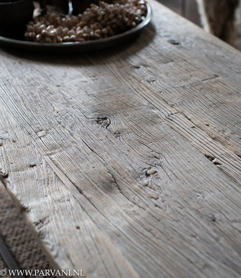 koel chaos land Salontafel oud hout op metalen ijzeren onderstel_detail grof blad | Parvani