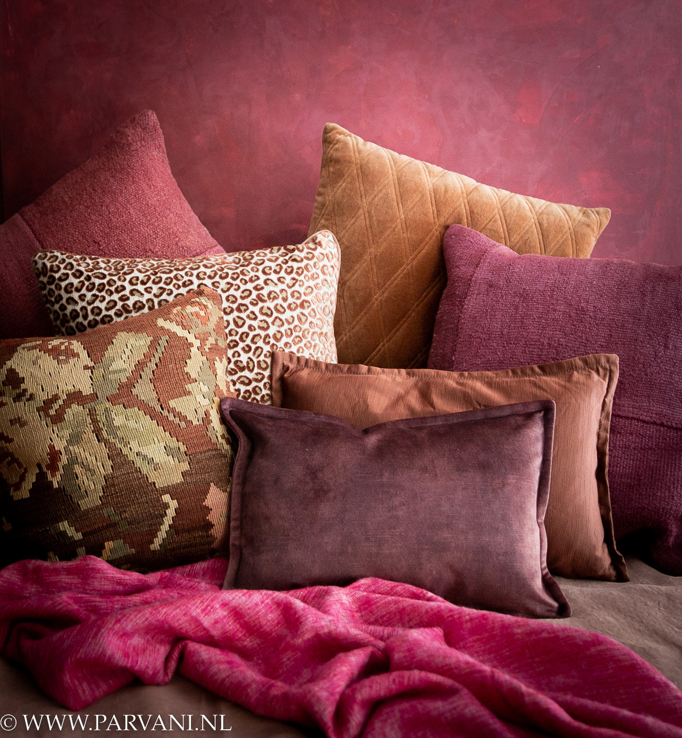 Surrey Waarschijnlijk Trekken Set kleurrijke sierkussens in roze rood fuchsia terra oranje kleuren met  kelim linnen velours | Parvani