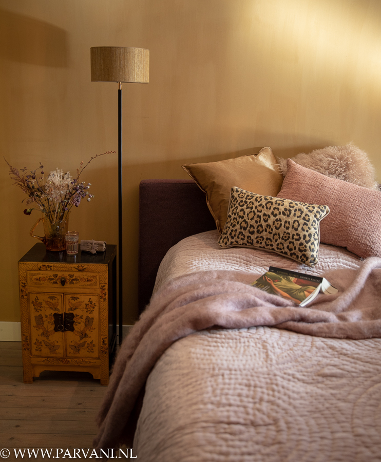 Automatisch attent Hassy Sprei plaid op bed velvet wol kussens roze mauve oker kleuren | Parvani