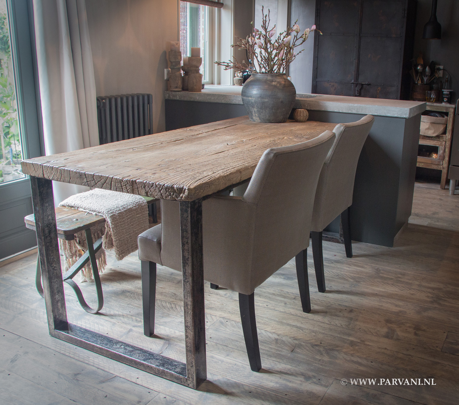 veelbelovend schild fee tafel-oud-hout-metalen-frame-stoelen-dmf | Parvani