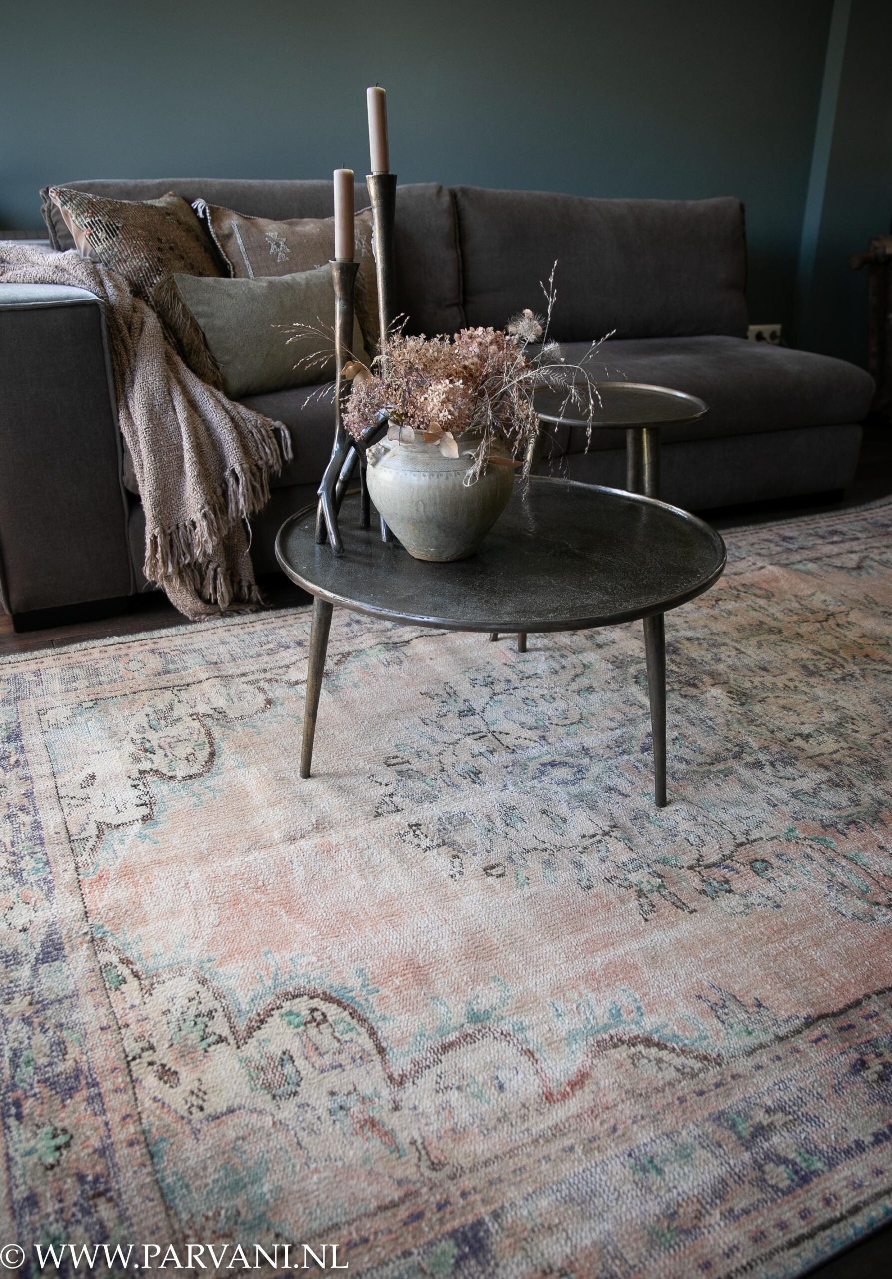eiwit spanning Voorverkoop Vintage tapijt met roze basiskleur en patronen in turquoise blauw en groene  tinten met ronde brass salon- bijzettafeltjes | Parvani