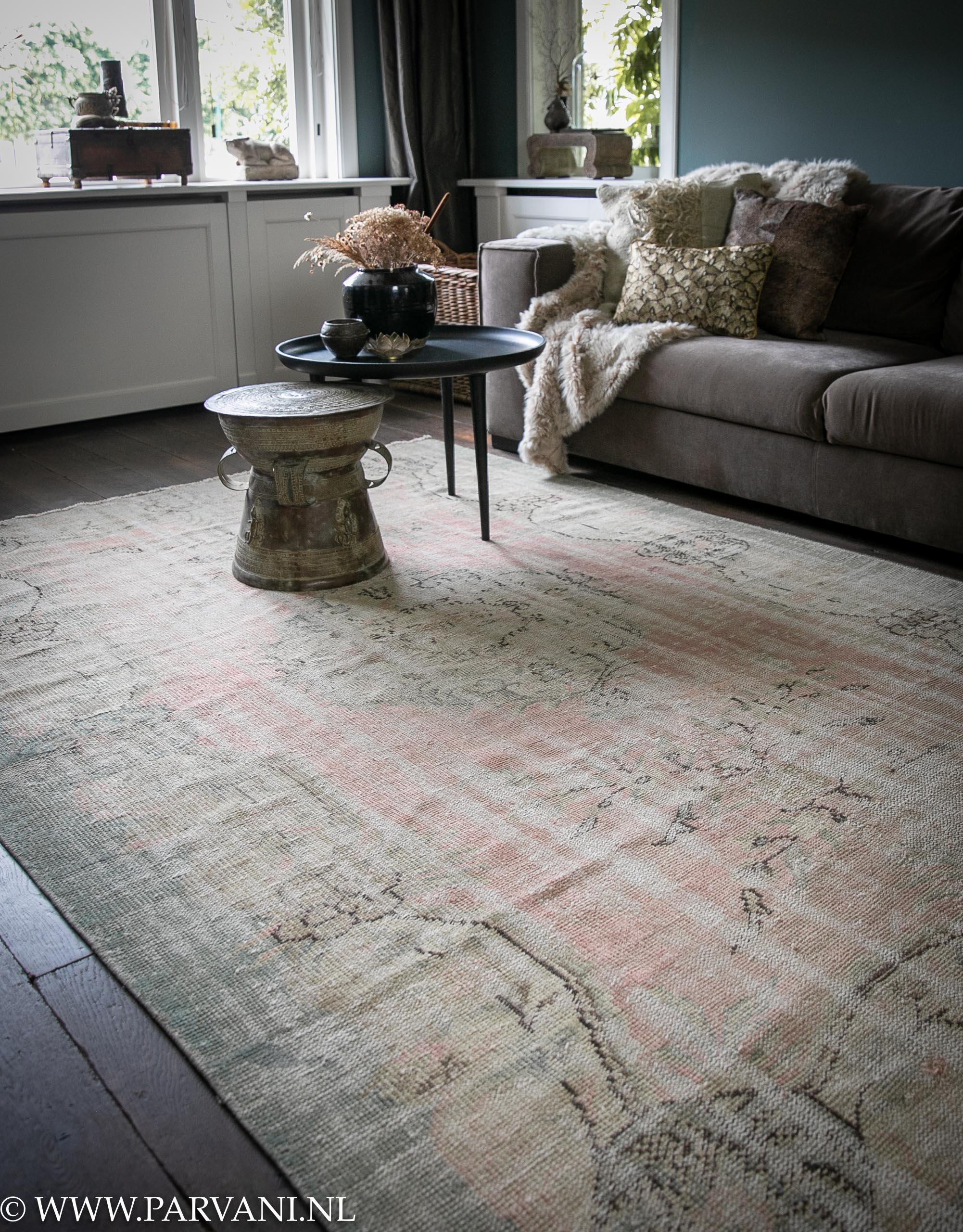 Intrekking Fondsen Achteruit Vintage tapijt terra roze met groen en donker patroon | Parvani