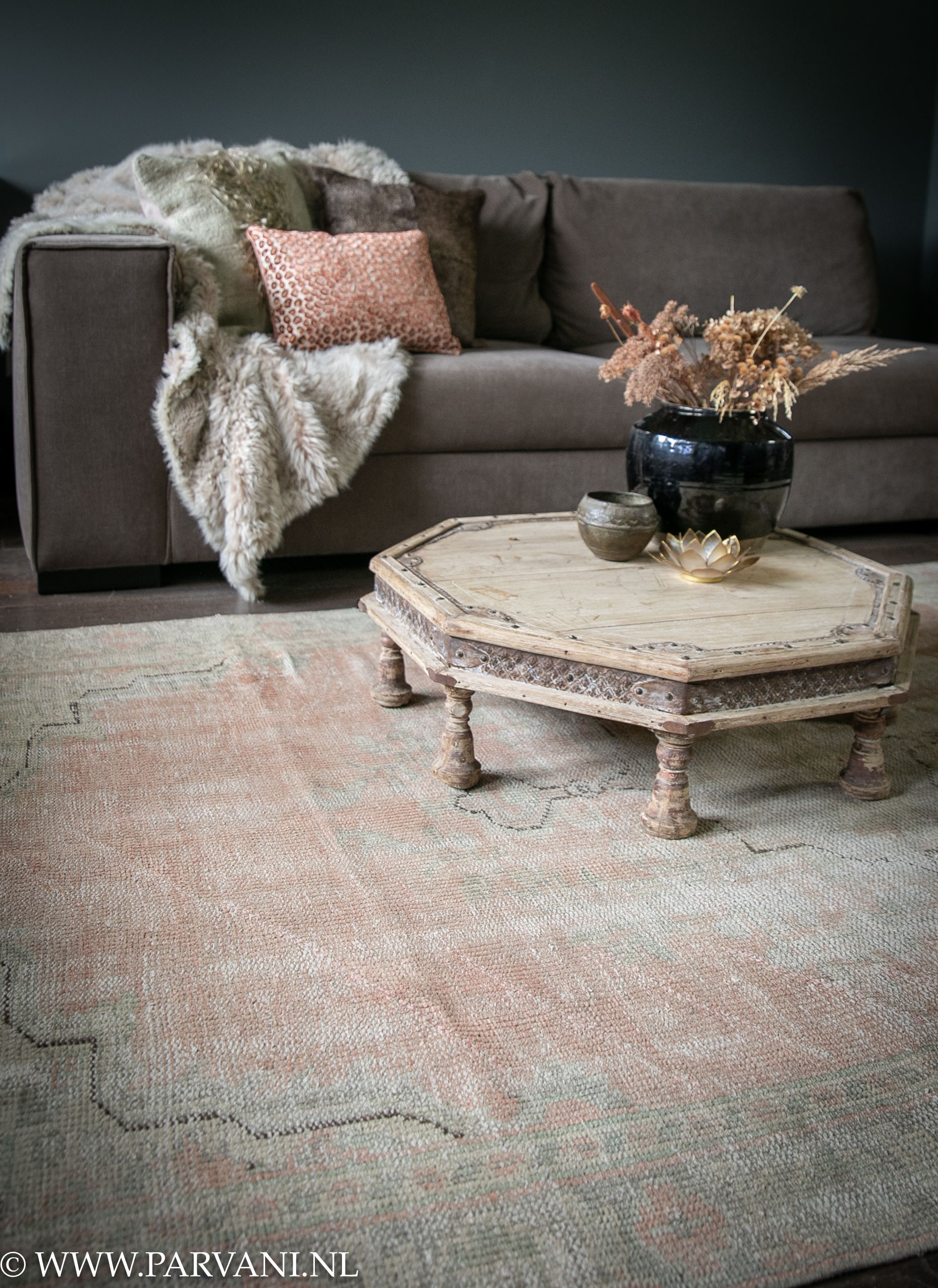 talent riem Modernisering Vintage tapijt terra roze met groen met oud bajot tafeltje | Parvani