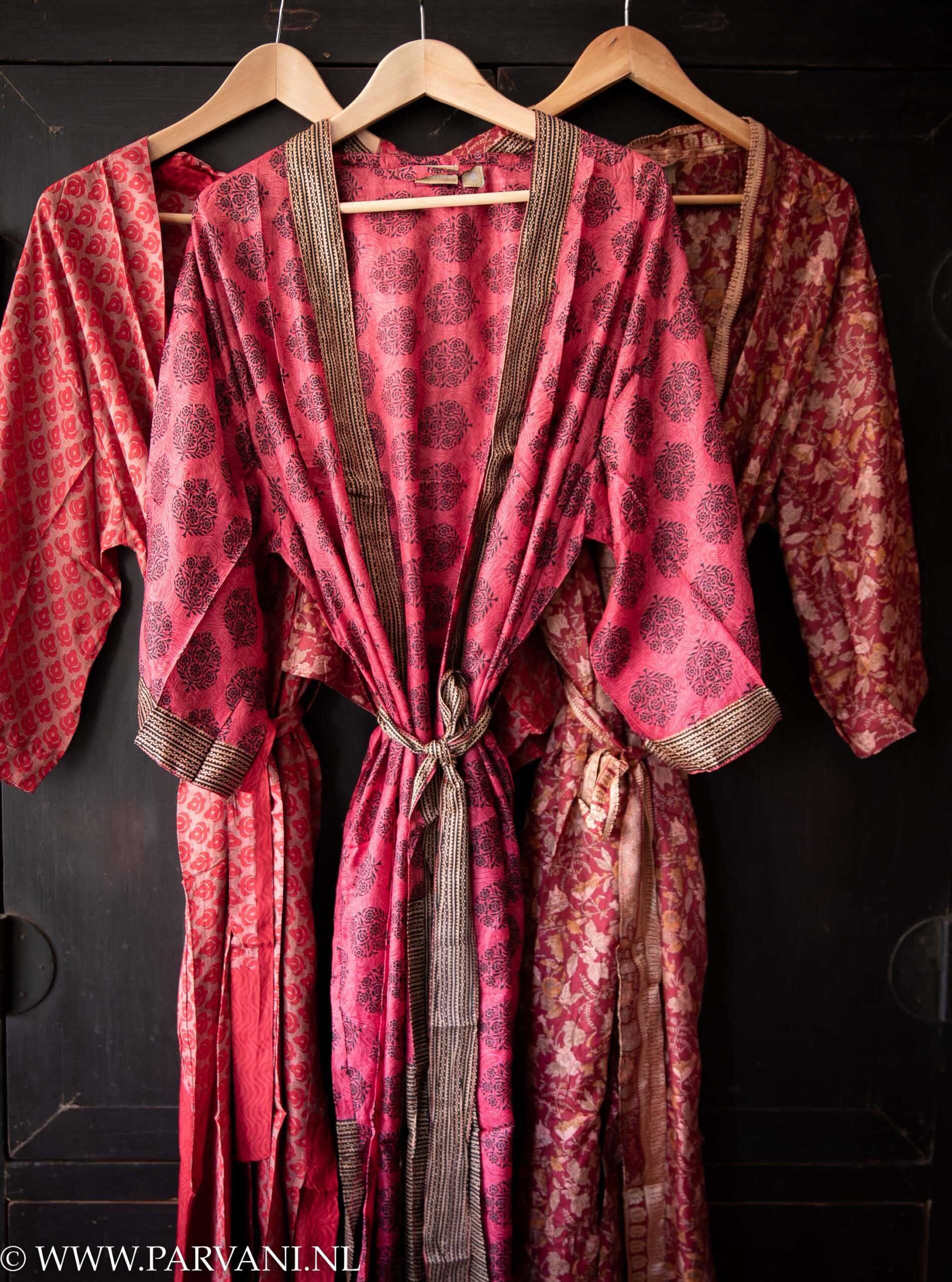 Zijde kimono's Indiase saree stof in kleurrijke stof en patronen | Parvani
