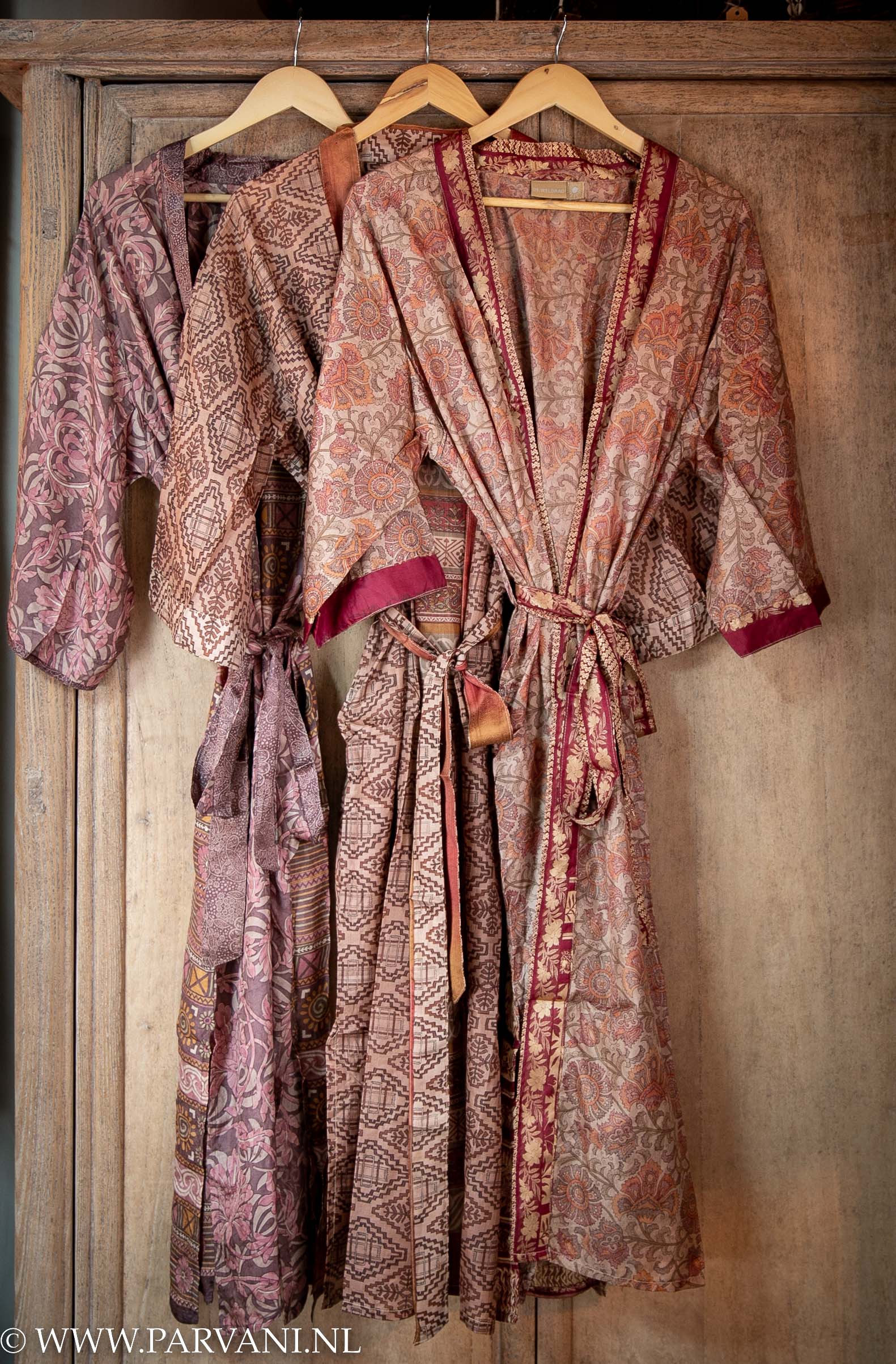 Zijde kimono's van Indiase saree sari stof in kleurrijke stof en patronen lila paars mauve rood gebloemd | Parvani