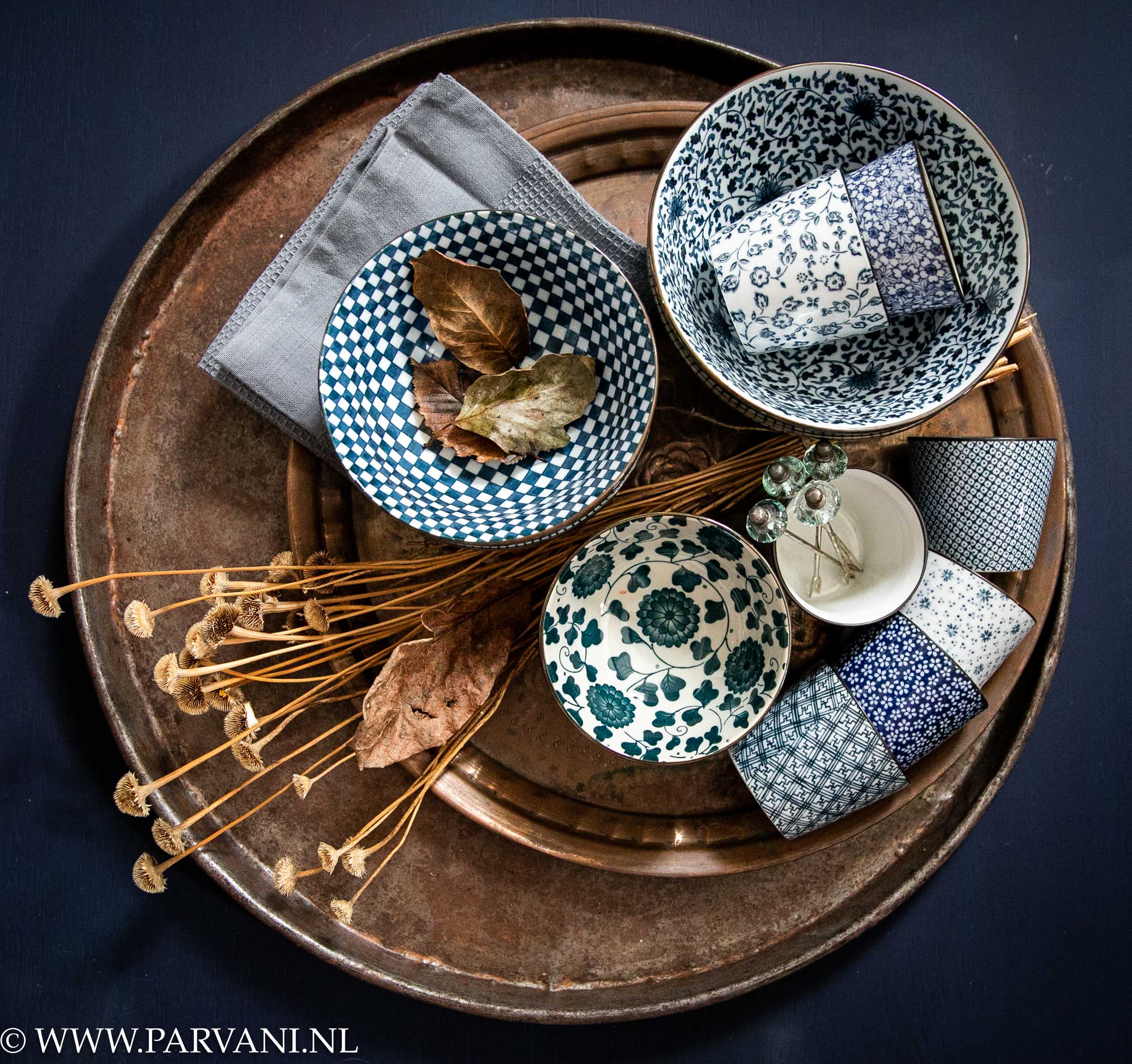 Achterhouden naaimachine strijd blauw wit chinees porselein servies bloemen dienbladen brass koper | Parvani